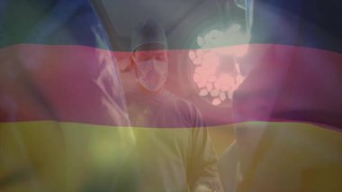 Baş cerrah, cerrahi müdahalede yardımcı klemplerle sürüklenirken forsepse uzanıyor. Tıbbi, sağlık, profesyonellik, kesinlik, takım çalışması, steril, tanı