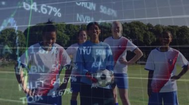 Bir saniyelik futbol takımı çim sahada poz verirken animasyon grafikleri yükseliyor. Sporcular, takım çalışması, spor, yarışma, açık hava, spor, zindelik