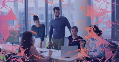 İş beyin fırtınası sırasında dizüstü bilgisayarları dinleyip animasyon ağı oluşturuyorlar. İşbirliği, takım çalışması, yenilik, dijital, bağlantı, strateji, teknoloji