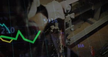 Zanaatkar metali öğütücüye bastırıyor kıvılcımlar patlıyor, grafikler tırmanıyor sonra sönüyor ve yerleşiyor. Metal işçiliği, işçiliği, sanayi, kesinlik, atölye çalışması, teknoloji, imalat