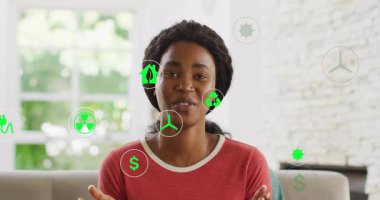 Kadın, enerji maliyeti bağlantılarını gösteren animasyon ekolojik simgeleri kafasının etrafına fırlatmaya başlıyor. Sürdürülebilirlik, savunuculuk, iletişim, farkındalık, yenilik, ekoloji, çevreci