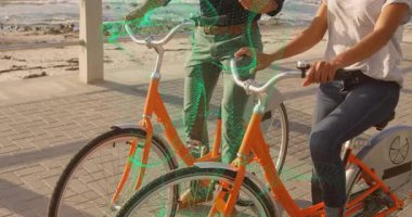 Teknisyenler bisiklet sürerken, erkek akıllı telefonuyla bisikleti tarıyor. Teknoloji, yenilik, açık hava, macera, eğlence, dijital, bağlantı