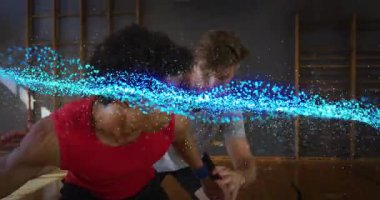 Basketbol topu, defansın üzerinden geçiyor. Mavi efekt başlıyor ve top sayı yapmak için yükseliyor. Atletizm, rekabet, hareket, dinamik, spor, kardiyo, takım çalışması