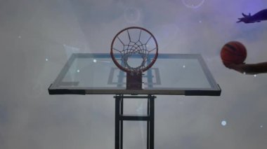 Atıcıyı duraklattıktan sonra savunma oyuncusu çemberden basketbol topuna vuruyor ve top sürmeye hazırlanıyor. Spor, rekabet, açık hava, atletik, dinamik, aksiyon, kentsel