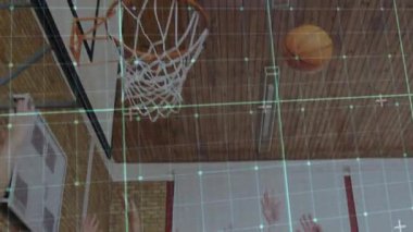 Basketbol, çemberden aşağı iniyor ve yarı saydam şebeke kaplamalı antrenman için ağ salınımı yapıyor. Spor, eğlence, spor salonu, atletik, rekabet, hareket, dijital