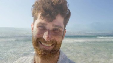 Sahil şeridinde akıllı telefonu tutan orta yaşlı bir adam dalgaları filme alarak ve gülerek içerik yaratıyor. Samimi, açık hava, hareketli, boş zaman, macera, spontane, doğal