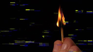 El aydınlatma kibriti alevlerin yanıp sönmesine neden oluyor. Yanmayı gösterirken de küçülüyor. Ateş, chiaroscuro, karanlık, ateşleme, çürüme, yoğunluk, dengesizlik