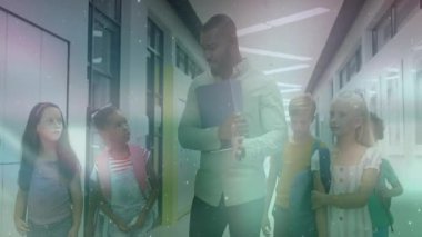 Öğretmen soruları cevaplıyor ve öğrencileri okul simgeleri gibi eski dolaplara yönlendiriyor. Eğitim, akıl hocalığı, sınıf, öğrenim, okul hayatı, öğretici, geliştirme