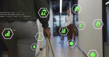 Yeşil veri örtülerini gösteren kadın yürüyüş koridoru, emisyon ölçümlerini güncelleyen scooter akranı. Sürdürülebilirlik, teknoloji, profesyonel, çevre dostu, yenilik, kentsel, dijital