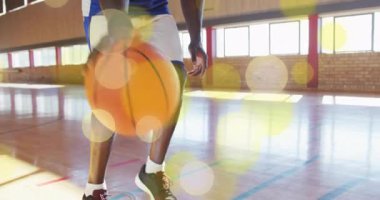 Animasyon ışık çemberleriyle atlama eğitimi için sahada top sektirmeye başlayan erkek sporcu. Spor, atletizm, sorumluluk, kararlılık, hareket, enerji, performans