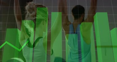 Egzersiz grubu genel poz veriyor, şebeke ortaya çıkıyor, parmaklıklar yükseliyor, çizgi grafik istatistikleri. Fitness, data görselleştirme, takım çalışması, hareket, canlılık, dinamik, refah