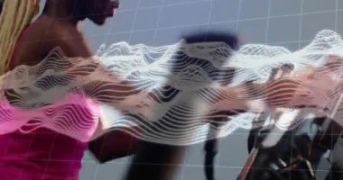 Fitness meraklısı eliptik aktifleştirici dalga boyu kaplamasına basıyor sonra da kardiyo için pedal çeviriyor. Sağlık, egzersiz, güç, motivasyon, sağlık, hareket, eğitim