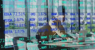 Kadın ofise giriyor ve dizüstü bilgisayarla yazı yazıyor, kavrayışlar için finansal ölçüler oluşturuyor. İş kadını, dijitalalitik, modernleşme, veri görselleştirme, mali altyapı, kurumsal çevre, profesyonel