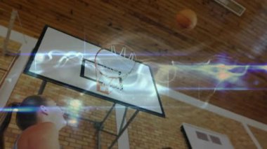 Erkek basketbol topu sürüyor. Spor çemberinin altında top sürüyor. Kız enerji kaplamalı atış yarışması yapıyor. Atletizm, takım çalışması, dinamik, rekabet, canlı, aksiyon, sportmenlik