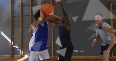 7 numara pası yakalıyor ve animasyon yay ile atlıyor. Basketbol skoru için şut yolunu vurguluyor. Atletizm, takım çalışması, eylem, spor, rekabet, dinamik, yoğunluk