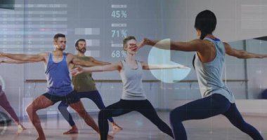 Eğitmen fitness sınıfını, tabloları güncelleyerek kenar esneme hareketlerine kadar ısıtıyor. Dinamik, sağlıklı, grup, hareket, motivasyon, dijital, iç mekan