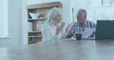 Üst düzey bir adam, enerji faturalarını gözden geçirirken yüzen yeşil simgeleri açıyor. Çevre, modern, işbirlikçi, tartışma, sürdürülebilirlik, ev halkı, dijital