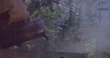 Eldivenli arı yetiştiricisi körüğü sıkıştırıyor ve duman yayarken finansal tablolar piyasa eğilimlerini gösteriyor. Arıcı, duman, yeşillik, grafikler, veri, analiz, eğilim