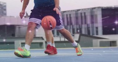 Top dribbler 'ın çapraz atışıyla üçüncü defans oyuncusunun sahada jokeylik yapmasına neden oluyor. Sokak sporları, şehir eğlencesi, atletizm, takım çalışması, canlı, günlük, rekabetçi