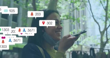 Şehir caddesinde telefona konuşan bir kadın, sosyal medya ikonlarının nişan ölçümlerini arttırdığını gösteriyor. Kentsel, teknoloji, iletişim, bağlantı, dijital, modern, yaşam tarzı