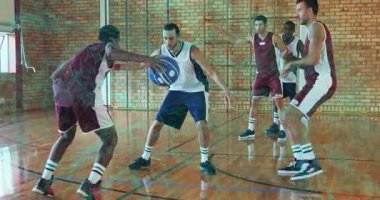 Kestane rengi gardiyanın top sürmesi, savunma oyuncusunu sektirmesi, zıplama atışı için kendinden geçmesi. Sporcular, takım çalışması, rekabet, çeviklik, strateji, dinamik, spor giyim