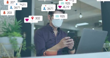 Freelancer akıllı telefonu kaydırıyor sosyal medya rozetleri başlatıyor. Başının etrafında nişan resmi çiziyor. Teknoloji, iletişim, dijital, çalışma alanı, modern, ağ oluşturma, bağlantı