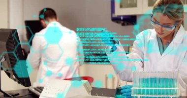 Laboratuvarda üst üste binen kadın bilim adamı analiz için mavi çözeltiyi tüplere sokuyor. Araştırma, yenilik, kesinlik, teknoloji, işbirliği, deney, analitik