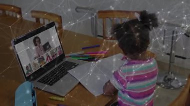 Çocuk açılış konferansı uygulaması ve uzak sanat sınıfına katılmak, öğretmen demosunu takip eden şekiller çizmek. Eğitim, yaratıcılık, teknoloji, öğrenme, çocukluk, ev, resim