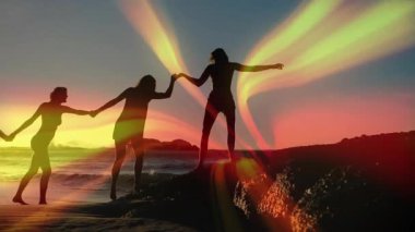 Başroldeki kadının kırmızı ışıklarla sahile tırmandığı bir gezi reklamı. Macera, dostluk, doğa, takım çalışması, siluetler, hayat dolu, refah