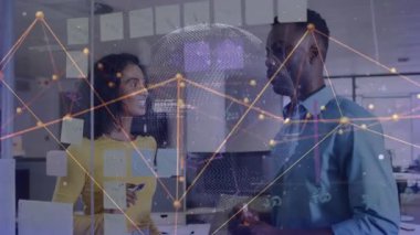 İş arkadaşları not ekliyor ve notları iş planlaması sırasında 3D ağ örtüsüyle yeniden düzenliyorlar. İşbirliği, yenilik, beyin fırtınası, takım çalışması, dijital, gelecekçi, ofis