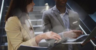 İş arkadaşları dizüstü bilgisayar standı açıyor ve iş görüşü için akıllı telefon verilerini gözden geçiriyorlar. İşbirliği, takım çalışması, profesyonellik, yenilik, modern, kurumsal, iletişim