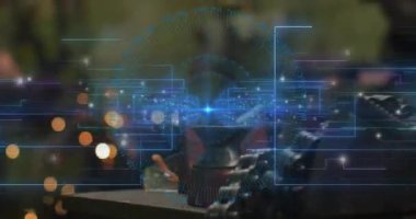 Endüstriyel HUD örtüsü, düzgün şekillendirmek için kıvılcımlar saçan işçilere yol gösteriyor. Sanayi, teknoloji, kesinlik, mühendislik, çalışma alanı, güvenlik, metalik