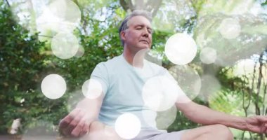 Bahçeye yerleşen adam nefes alıp verme ritmini gösteren nefes alma çemberleri başlatıyor. Meditasyon, farkındalık, dinginlik, doğa, rahatlama, aydınlanma, refah