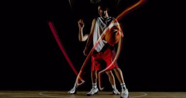 Top tutucu neon yayları başlatıyor. Sızıntıları takip ediyor ve spora dalmadan önce gardiyandan kaçıyor. Dinamik, enerjik, hareketli, atletizm, performanslı, fütürist, enerjik