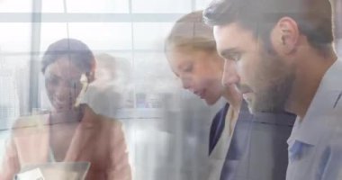 İş adamları fikirlere ve proje raporlarına dikkat çekerken slaytları gözden geçiriyorlar. İşbirliği, takım çalışması, profesyonellik, modernlik, beyin fırtınası, resmi kültür, çalışma alanı organizasyonu