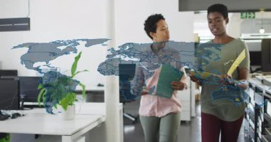 İki meslektaş harita oluşturan dosyalarla koridorlarda yürüyor ve iş analizlerini inceliyor. İşbirliği, takım çalışması, profesyonel, veri görselleştirme, modern, kurumsal, analitik