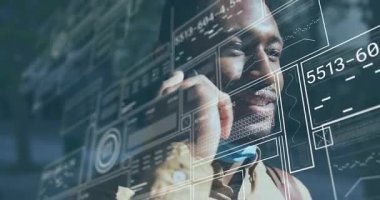 Güneşli yolda profesyonelce yürümek, akranlarını aramak ve yüzen finans verilerini etkinleştirmek. Teknoloji, iletişim, açık hava, şehir, fütüristik, üretkenlik, bağlantı