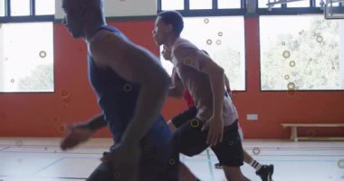 Koç ıslık çalıyor. Beş erkek sporcu spor salonunda koşuyor. Animasyon hız çizgileriyle koşuyor. Atletizm, takım çalışması, kararlılık, çeviklik, rekabet, eğitim, dayanıklılık