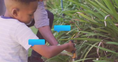 Babam bahçıvanlık dersi sırasında çit budayarak çitleri buduyor. Animasyon oklarıyla kesim noktaları çiziyor. Aile, akıl hocalığı, işçilik, açık hava, eğitim, doğa, büyüme