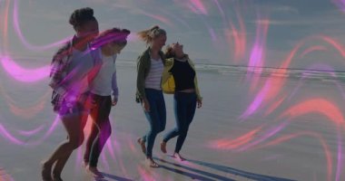 Sahilde yürüyen dört arkadaş, artırılmış gerçekliği gösteren hareketli kurdeleler üretiyor. Macera, dostluk, sükunet, yansıma, canlılık, rahatlık, uyum.