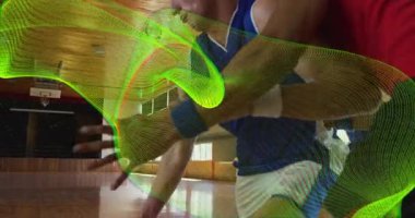 Basketbolcu defans oyuncusunun topu dürtmesinden sonra top sektirip neon girdapla baskından kurtuluyor. Atletizm, rekabet, eğitim, spor, hareket, takım çalışması, yoğunluk