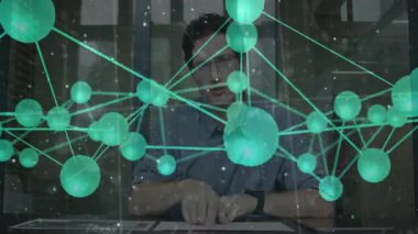 Gelişmekte olan 3 boyutlu ağ görselleştirmesini analiz ederken, tableti tıkırdatma ve araklama teknikleri. Fütüristik, dijital, yenilik, arayüz, veri, bağlantı, teknoloji uzmanı