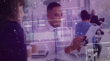 Tablet ekranını tıklatan ve gerçek zamanlı finans analizi için animasyon veri panellerini başlatan adam. Teknoloji, veri görselleştirme, işbirliği, yenilik, dijital arayüz, profesyonel, modern