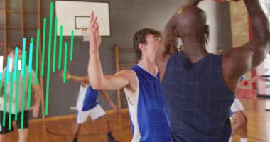 Mavi defans oyuncusu kırmızı saldırganın üzerine atlıyor. Atış savunması olarak spor sütunlarını kullanıyor. Eylem, atletizm, takım çalışması, yoğunluk, spor, rekabet, strateji