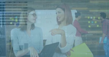 Meslektaşlar dizüstü bilgisayara bakıp grafikleri açıklarken, bar ve turta da destekleyici işleri örtüyor. İşbirliği, yenilik, veri görselleştirme, takım çalışması, beyin fırtınası, modern ofis, sunum