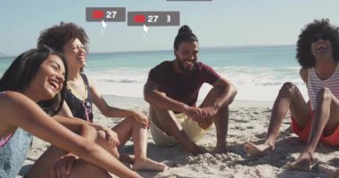 Arkadaşlar plajda gevşek bir çember oluşturuyorlar. Canlandırılmış sosyal simgelere tepki gösteriyorlar. Pazarlama sayısına tırmanıyorlar. Tatil, eğlence, tropikal, açık hava, bağlantı, kutlama, teknoloji