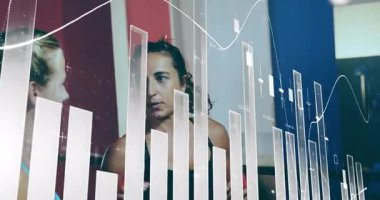 İş kadını çizelgeye işaret ederek meslektaşları izlerken iç görü için animasyon gösterileri başlatıyor. İşbirliği, veri analizi, dijital arayüz, takım çalışması, analitik, modernite, profesyonel giyim