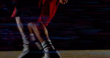 Basketbolun arızalı arka plan atletinden sekmesi üzerine sahalara giriyor ve smaç için potaya doğru ilerliyor. Dinamik, atletizm, gösteri, performans, rekabetçi, dijital, modern