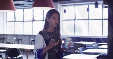 Kadın telefon dinleme, arama yapmadan önce şemaları tarama ve teknoloji salonunda bulguları tartışma. Profesyonel, modern, dijital, kentsel, yenilikçi, çalışma alanı, işbirlikçi