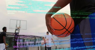 Açılış oyuncusu basketbolu kod kaplaması olarak tutuyor, oyuncular sayı yapmak için pas atıyorlar. Atletik, takım çalışması, modern, şehir manzarası, enerjik, rekabetçi, spor manzarası